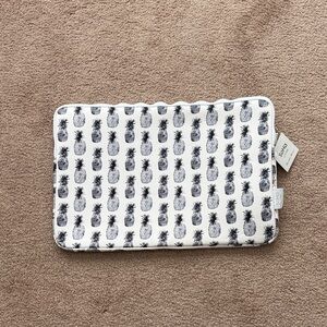 New 15” x 11” White and Gray Pineapple Print Laptop Case